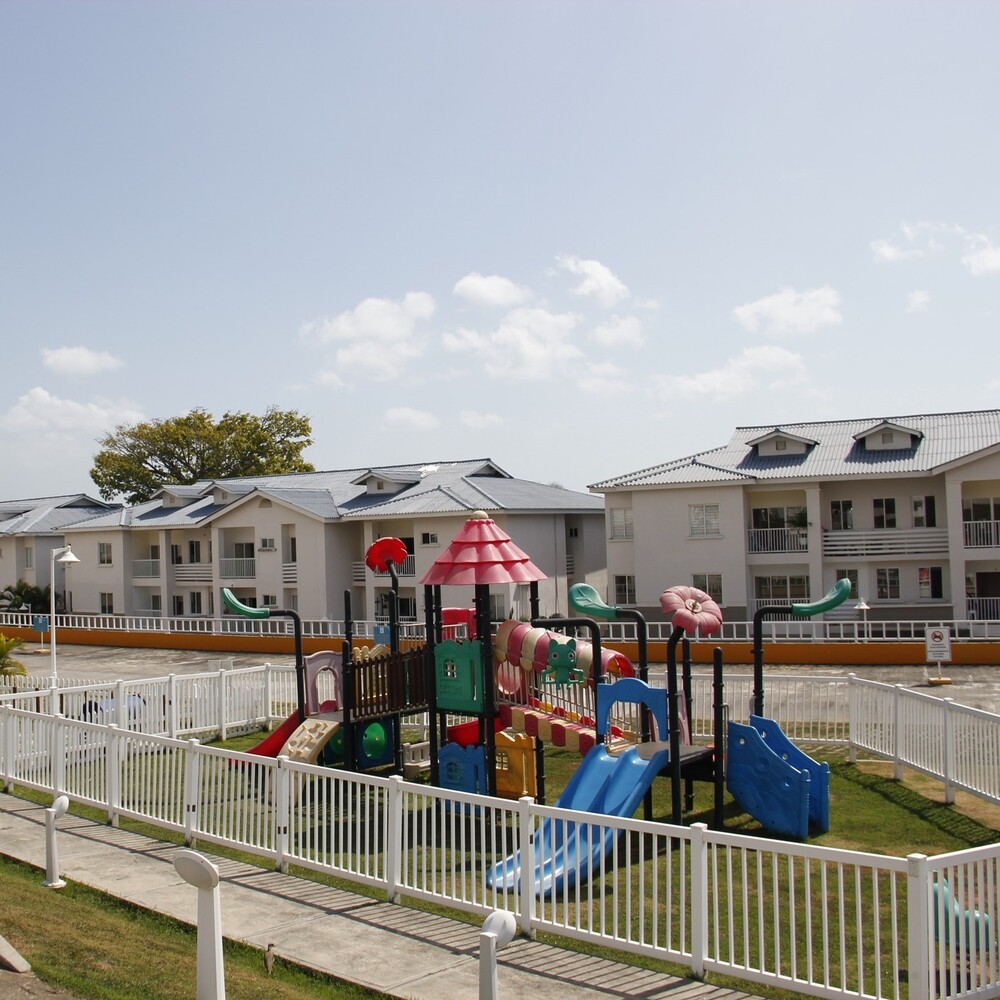 Proyecto inmobiliario moderno Playa Dorada 13