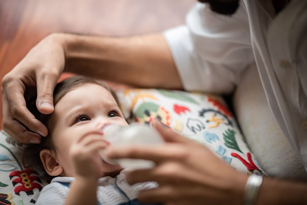 Cómo aliviar molestias gastrointestinales en recién nacidos