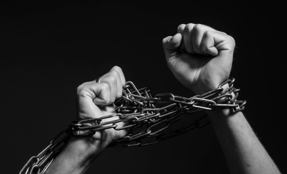 La relación entre libertad y desarrollo político, social y económico en democracias actuales