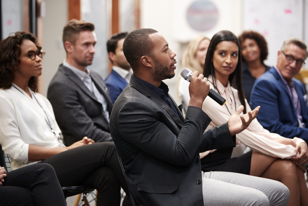 Conferencistas deportivos para eventos empresariales: principales beneficios