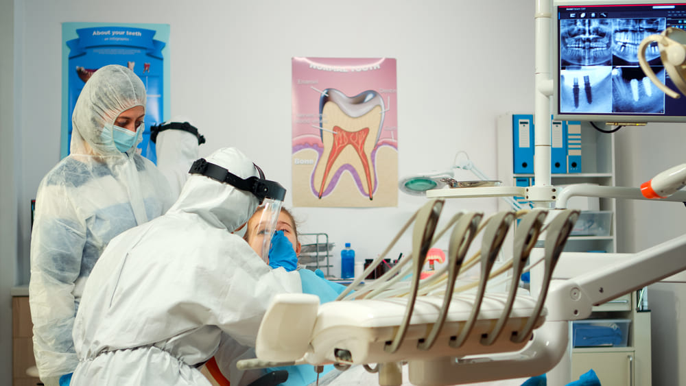 Periodoncia en Panamá: prevención y manejo de la retracción gingival