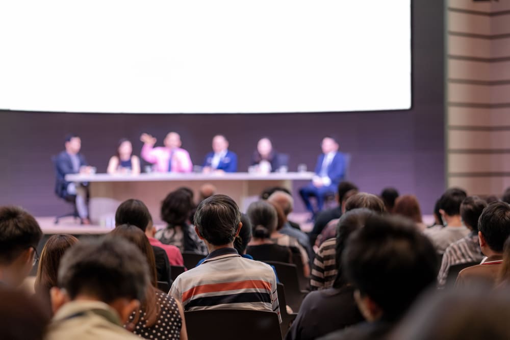 Pasos para elegir un conferencista que cierre el año con un impacto memorable