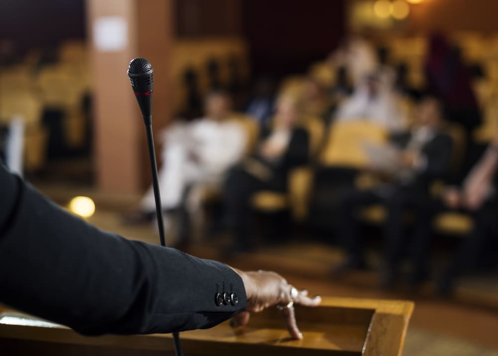 Conferencistas de automovilismo que enseñan liderazgo bajo presión y colaboración en eventos