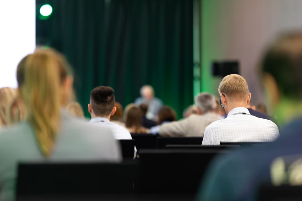 Cómo elegir al conferencista ideal para eventos corporativos de fin de año