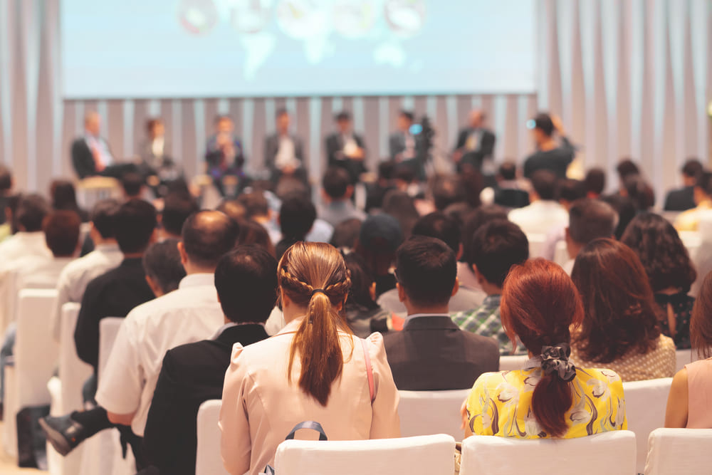 Cómo identificar al conferencista que encaje con la audiencia de tu evento de fin de año